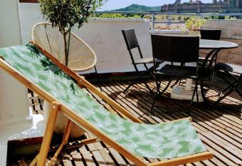 Appartement L Oliveraie - La Cit   plein les yeux allows 18 year olds to book a room