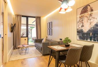BILBAO METROPOLITAN by STAYNN APARTMENTS has Balcony rooms