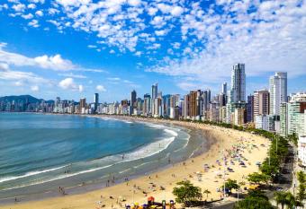 Melhor Vista - Loft de Frente ao Mar e Garagem Privativa has rooms with a private hot tub