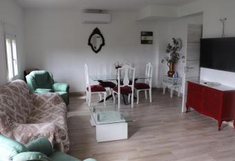 Nucleo del area metropolitana-Vigo Dos habitaciones con cama de 150 allows 18 year olds to book a room