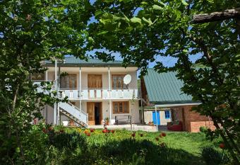GreenHill - Your Guesthouse in Ubisa has Balcony rooms