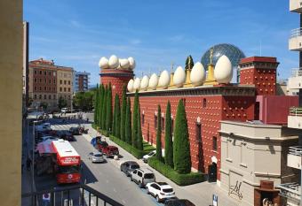 Apartamentos enfrente del Museo Dal   allows 18 year olds to book a room