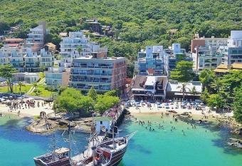 Hostel Toca da Mor  ia Bombinhas allows 18 year olds to book a room