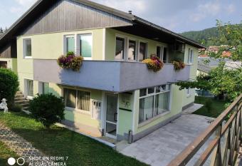 Apartma JERMAN - Cerknica has rooms with a private hot tub