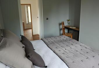 LA GOUTTE D OR has Balcony rooms