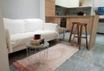 Apartment Albina - a few steps from Pula Amphitheatre allows 18 year olds to book a room