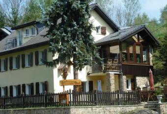 Fewo 1 allows 18 year olds to book a room