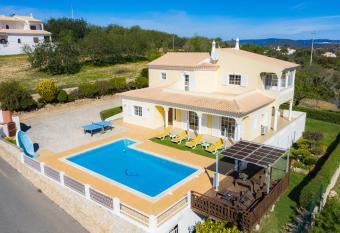 Moradia c/Vista Panor  mica P/Mar 10 minut da Praia d vilamoura has Balcony rooms