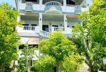 Greenyard Inn has Balcony rooms