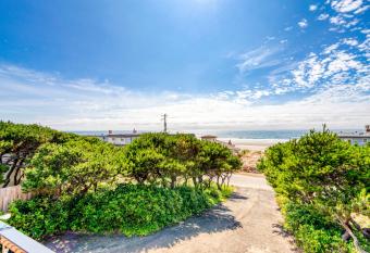Pacific Hideaway has Balcony rooms