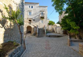 Guest House Exalto allows 18 year olds to book a room