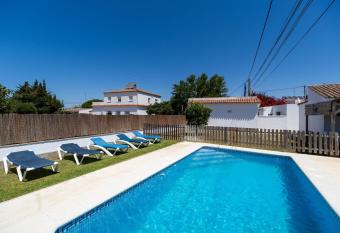 Casa Carlos con Piscina Privada en Conil has Smoking/Balcony rooms
