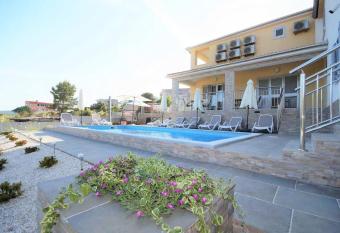 Villa Anna has Balcony rooms