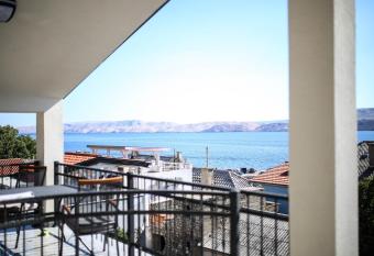 Apartments ANA Karlobag has Balcony rooms