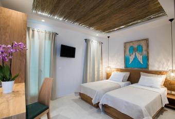 Neochori Guest House allows 18 year olds to book a room