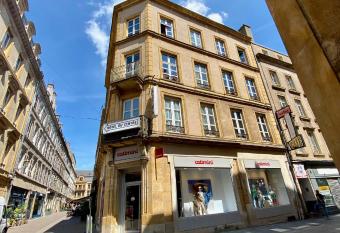 H  tel du Centre allows 18 year olds to book a room