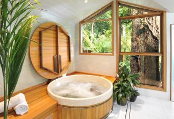 Arcadia Cottages has rooms with a private hot tub