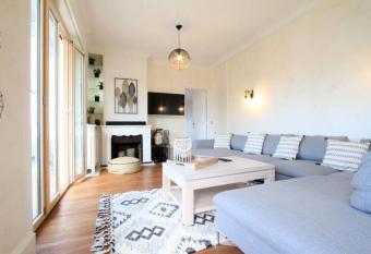 Large 5 rooms with garage in the city center has Balcony rooms