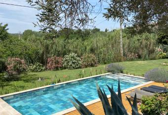 Maisonnette et piscine allows 18 year olds to book a room