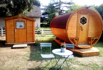 LES TONNEAUX DE L EURE LOGEMENT INSOLITE allows 18 year olds to book a room