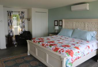 38 West Lake has Balcony rooms