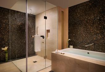 Jumeirah Messilah Beach Hotel & Spa Kuwait has rooms with a private hot tub