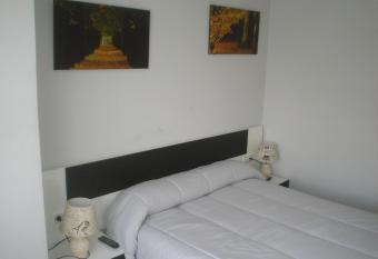 HOSTAL CID has Balcony rooms