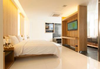 Grammos Hotel has rooms with a private hot tub