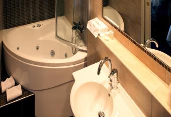 H  tel Ulysse Montpellier Centre has rooms with a private hot tub