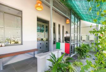 Colorful Home Stay Ph   Qu   c allows 18 year olds to book a room