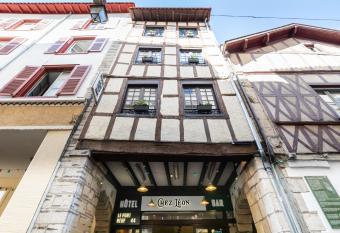 Hotel Le Port Neuf allows 18 year olds to book a room