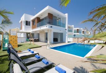 Villa Lynn Boutique Beachfront allows 18 year olds to book a room