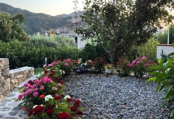 LA PERGOLA appartamenti has Balcony rooms