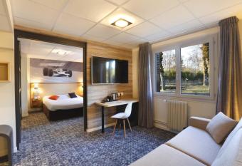 Logis Relais Des Puys has rooms with a private hot tub