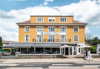 H  tel De La Paix allows 18 year olds to book a room