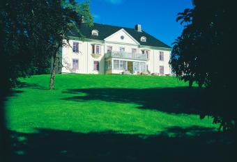 Hensbacka Herrg  rd has rooms with a private hot tub