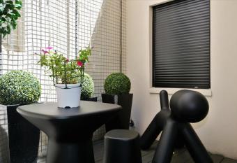 H  tel de Noailles allows 18 year olds to book a room