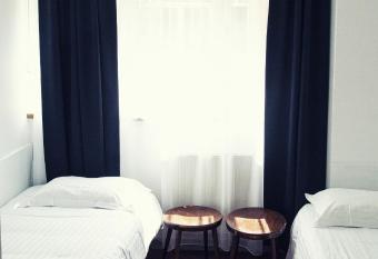 The Old Hotel Ravel Centre has rooms with a private hot tub