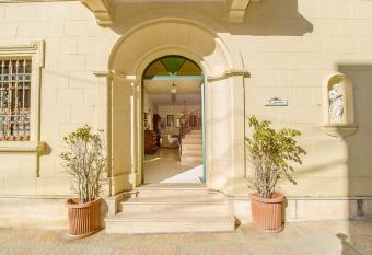 Ta Joseph has Balcony rooms