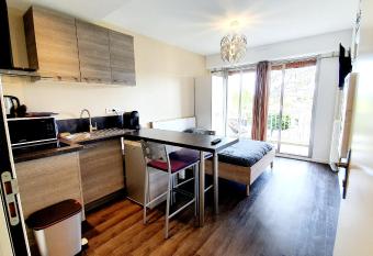 Le studio Cosy d Angelique et David avec Parking has Balcony rooms