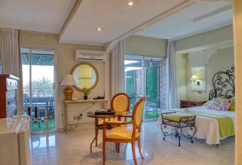 Hotel Polamar has rooms with a private hot tub