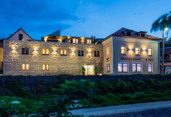 B  kk  s Hotel & Spa allows 18 year olds to book a room