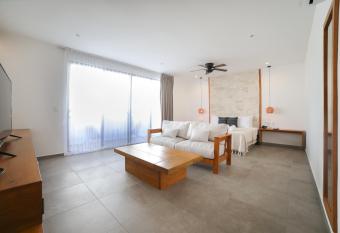 Hotel Blanco Tulum has rooms with a private hot tub