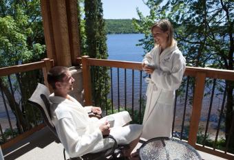 Manoir du Lac William has rooms with a private hot tub