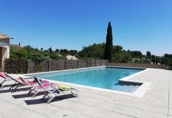 Les Garrigues de la Vall  e des Baux allows 18 year olds to book a room