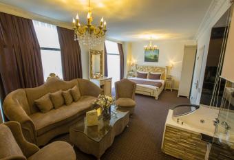 Golden Hotel has rooms with a private hot tub