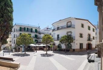 L  Hostalet has Balcony rooms