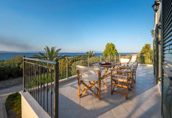 MARFAIA - Villa by the sea allows 18 year olds to book a room