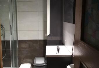 Km 0 Cami  o Ingles Benito Vicetto, 14 allows 18 year olds to book a room