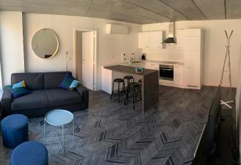 G  te de Tournai - les beaux-arts allows 18 year olds to book a room